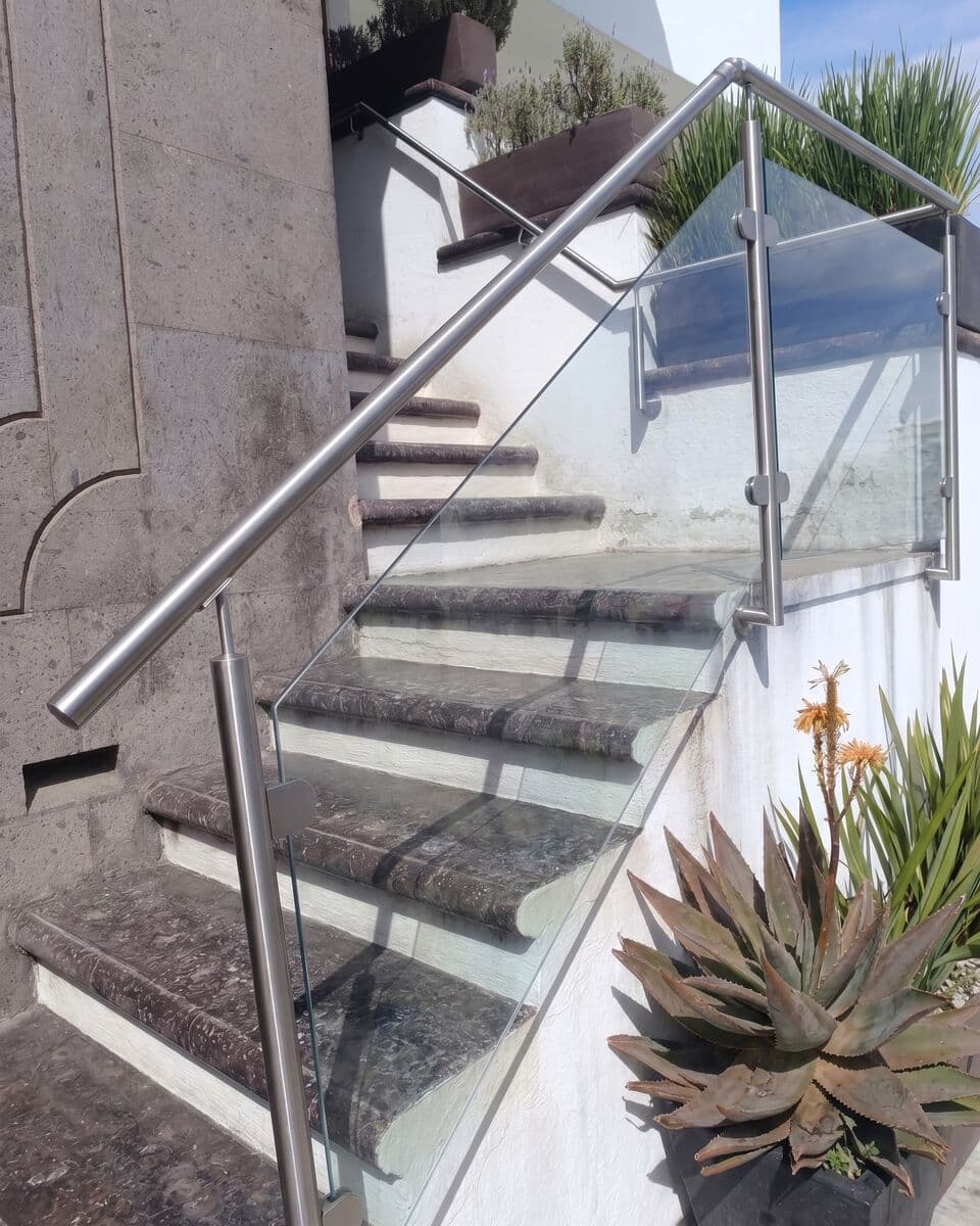 Barandal de cristal templado con pasamanos de acero inoxidable en escalera exterior