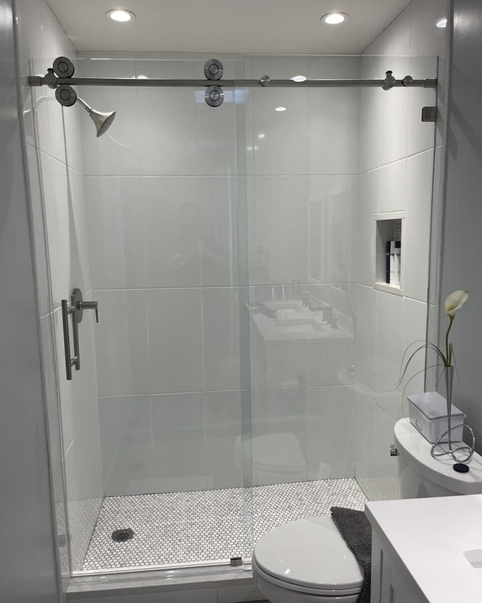 Cancel de baño corredizo en cristal templado con herraje de acero inoxidable